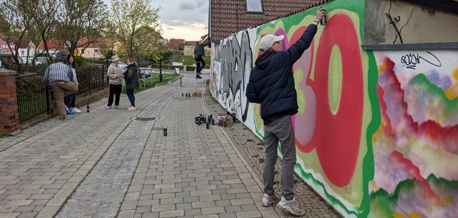 Graffiti-Künstler Jason (14) aus Beeskow beim Sprayen